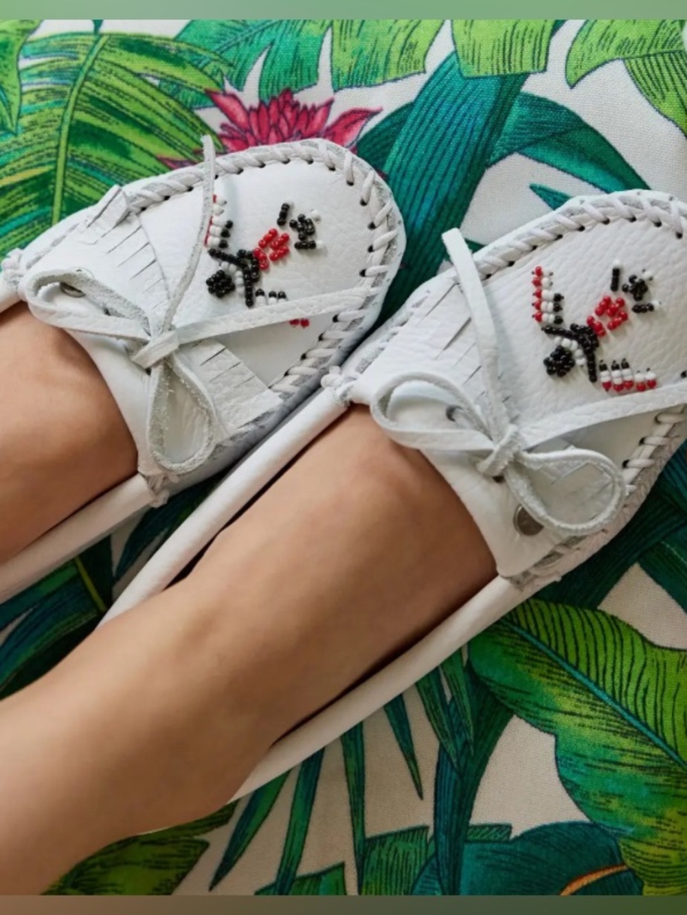 EUC/New Minnetonka White Leather Moccasins – Women’s Size 9